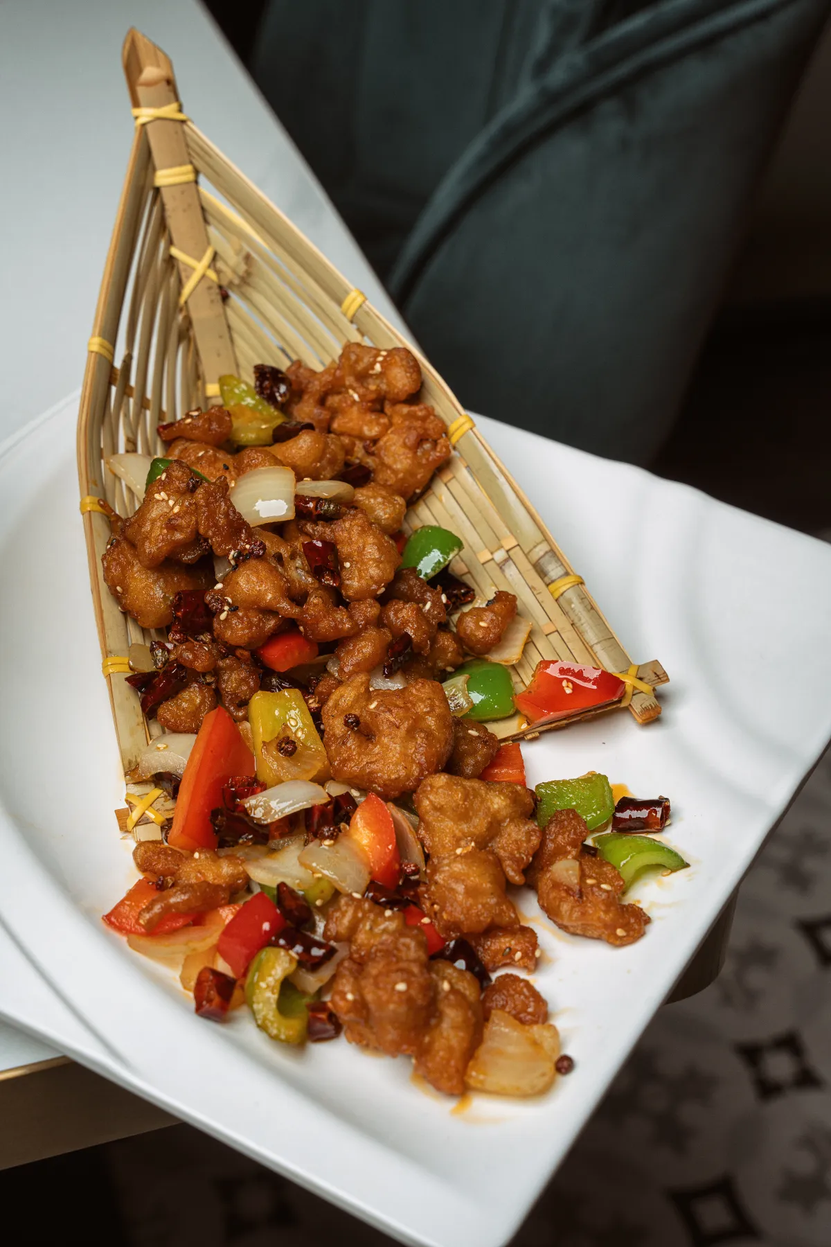 Frango picante em cubos