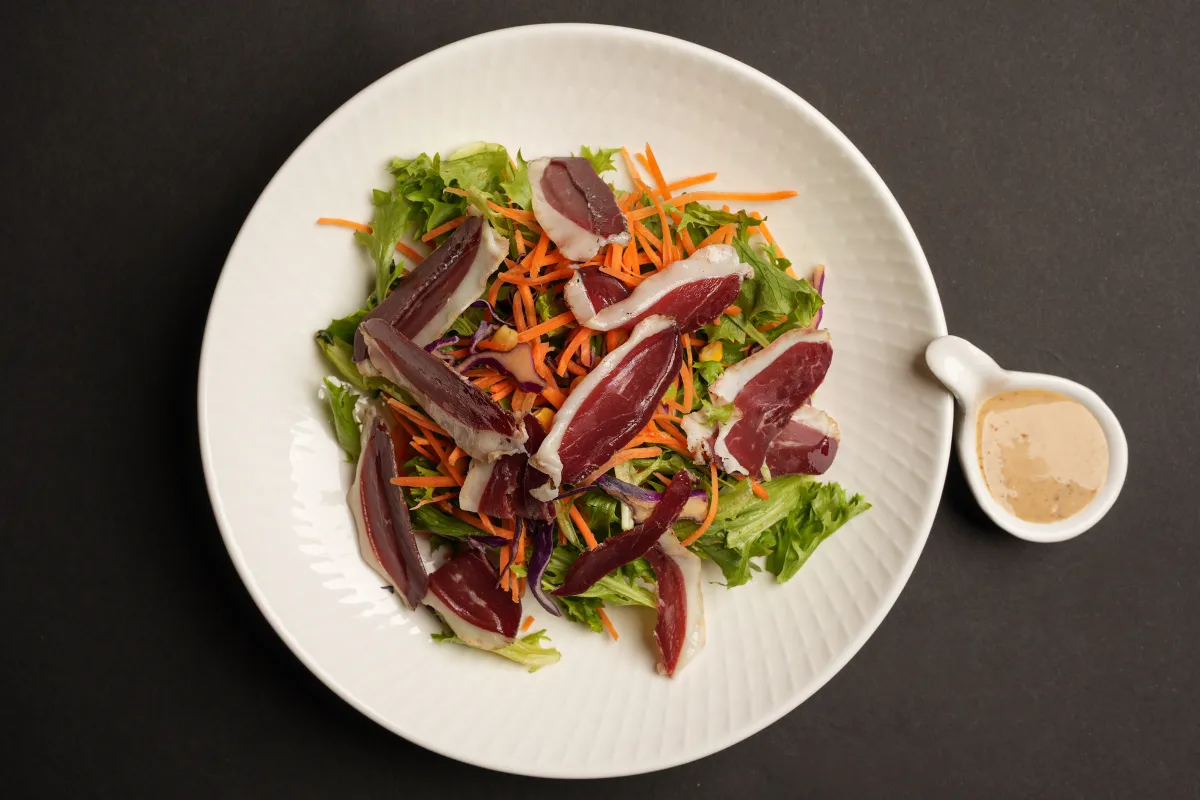 Salada com presunto espanhol