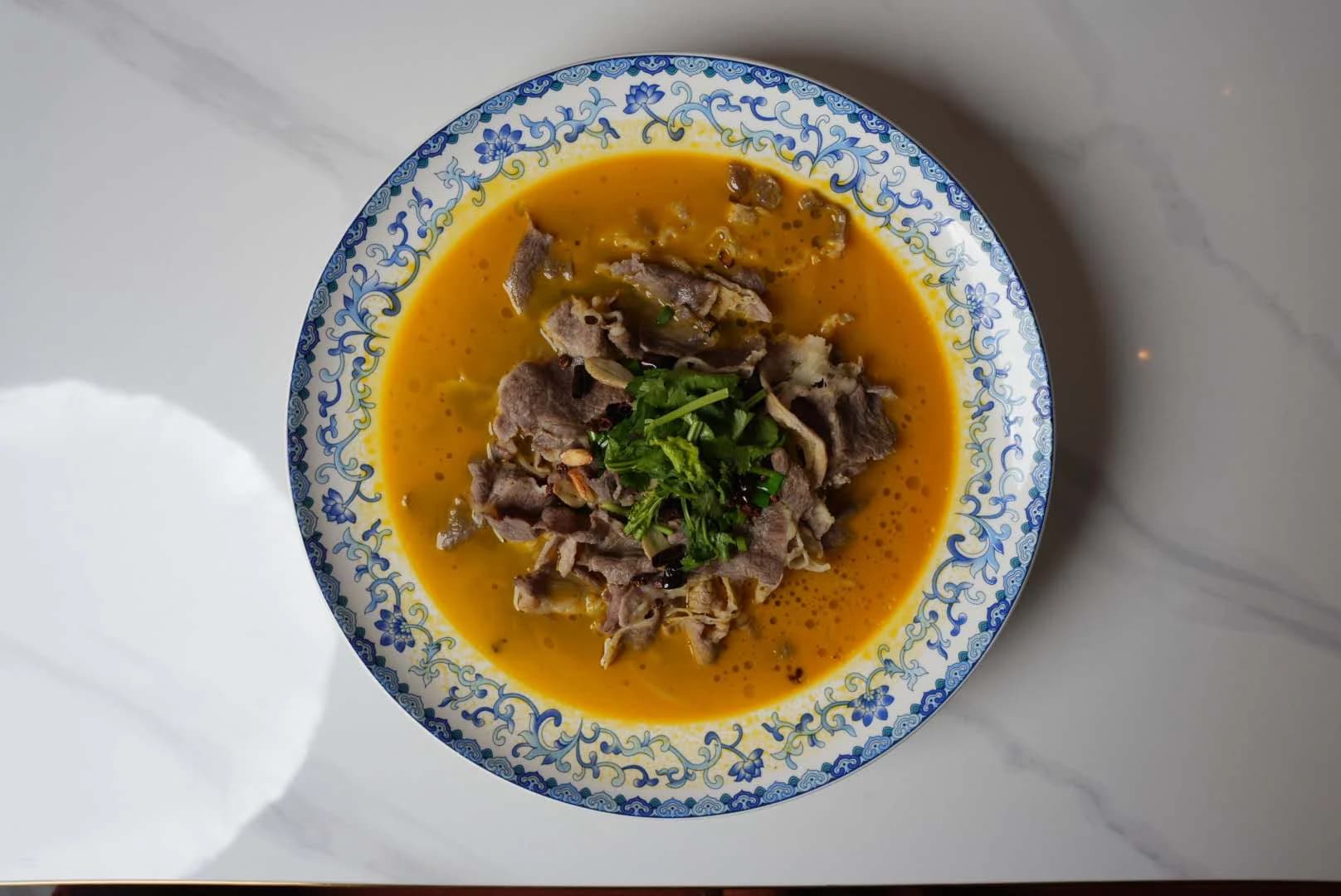 Sopa dourada ácida e picante com vaca