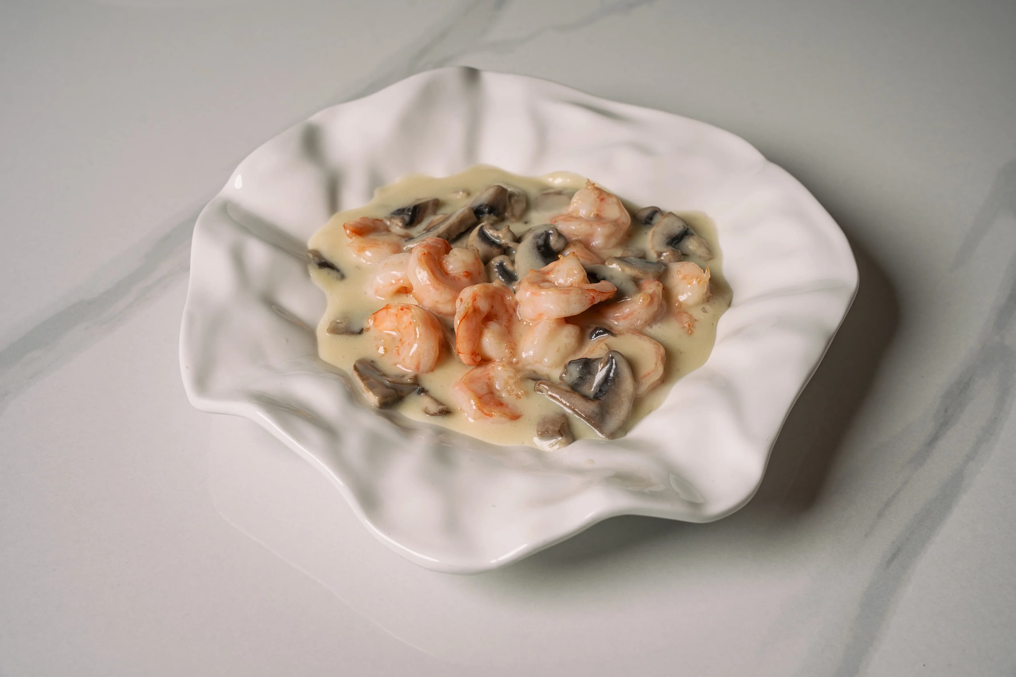 Camarão com creme e cogumelos