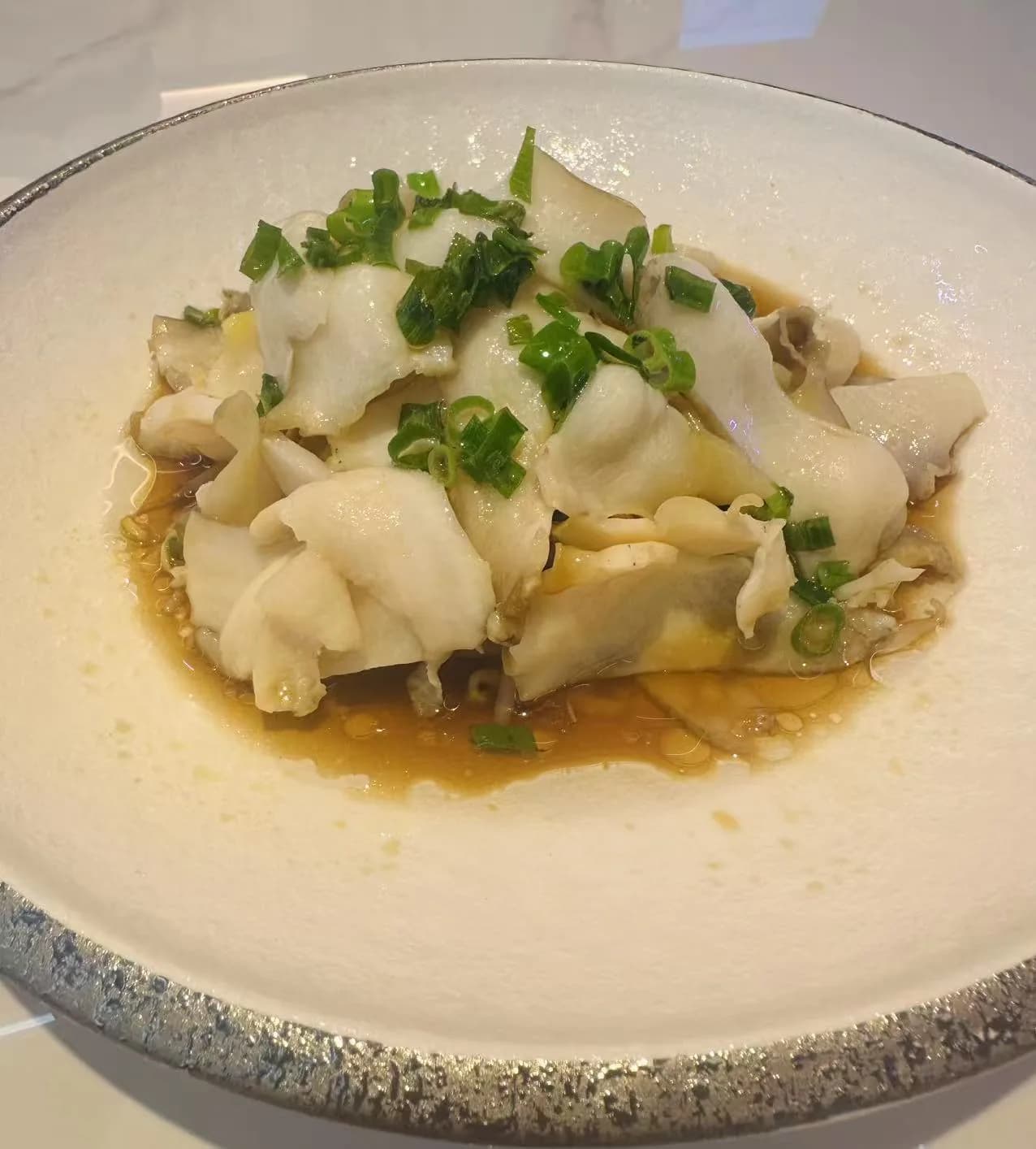 Fatias de abalone com óleo de cebolinha