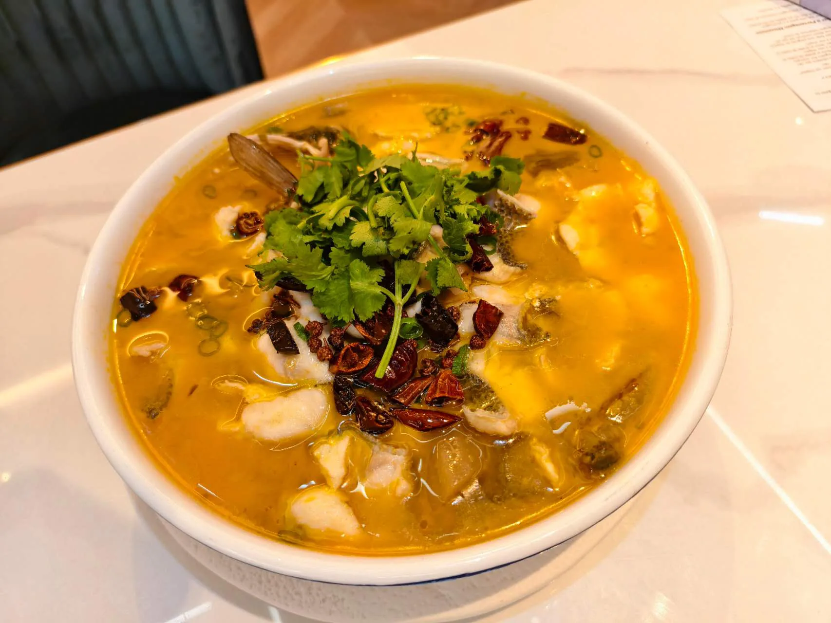 Sopa dourada ácida e picante com peixe