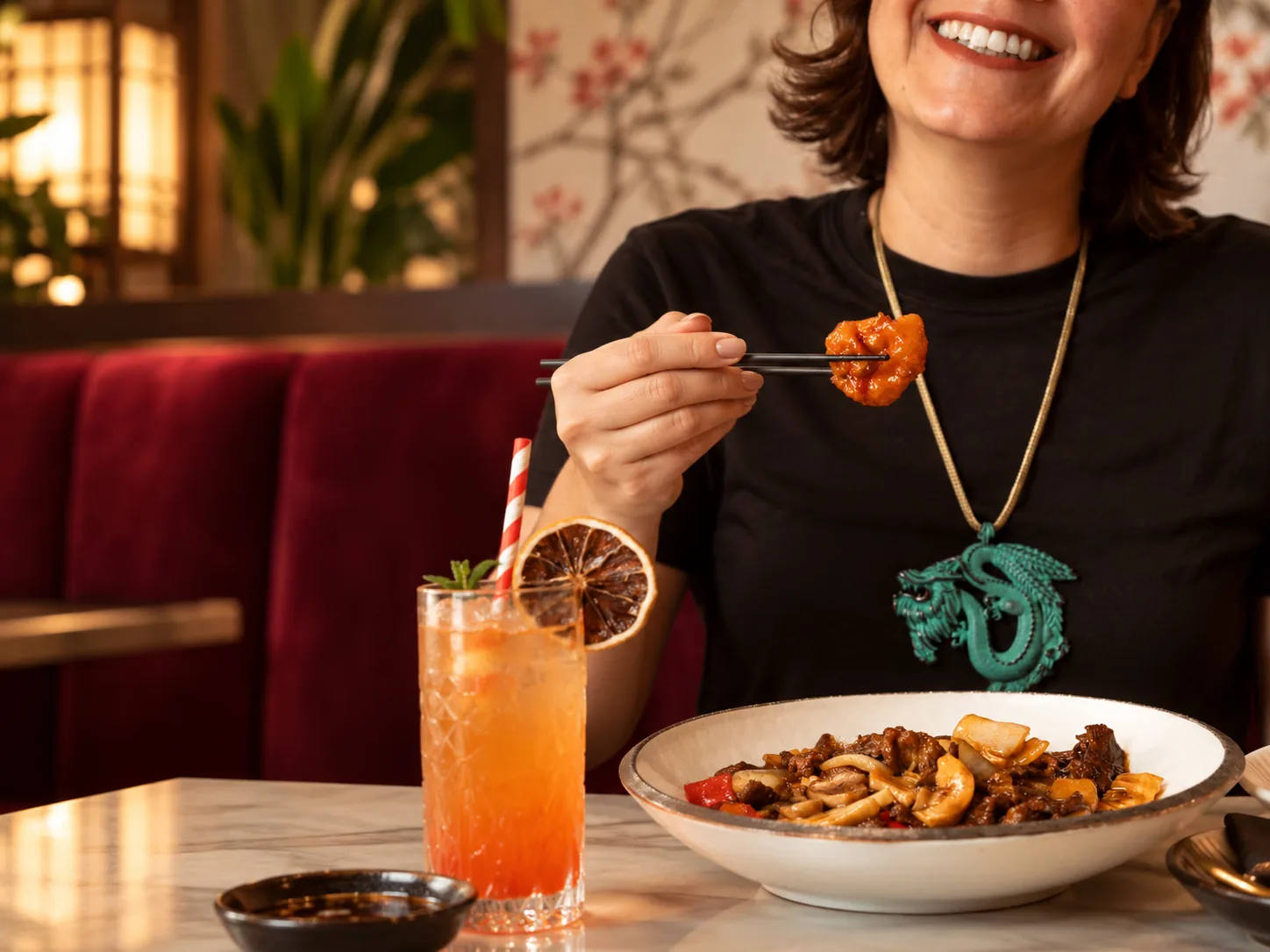 Cliente a desfrutar de uma refeição na Dragon Kitchen Portugal